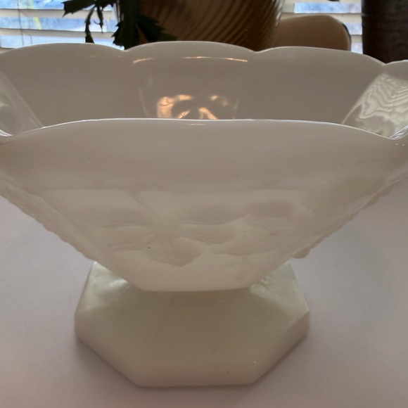 Vintage Anchor Hocking Harvest Grape Milk Glass Pedestal Fruit Bowl - Picture 5 of 9